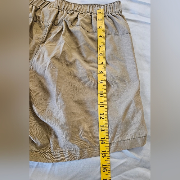 MAGELLAN Outdoors Women's Tan Shorts with Packets Elastic Waist Size M - Picture 7 of 11
